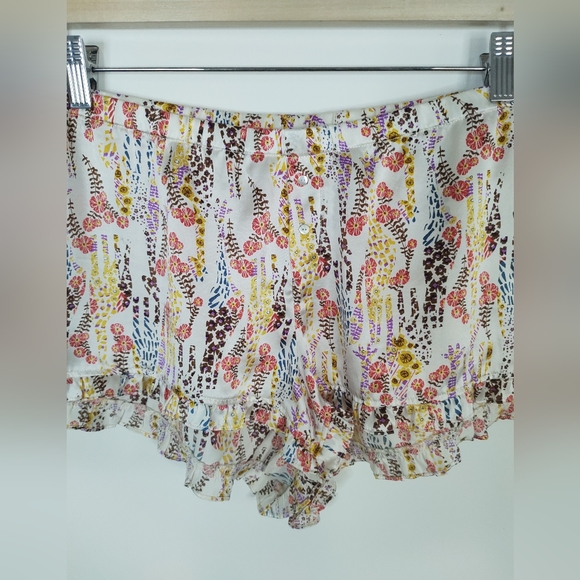 Victoria's Secret ivory silk giraffe floral print ruffle leg shorts - Picture 3 of 9